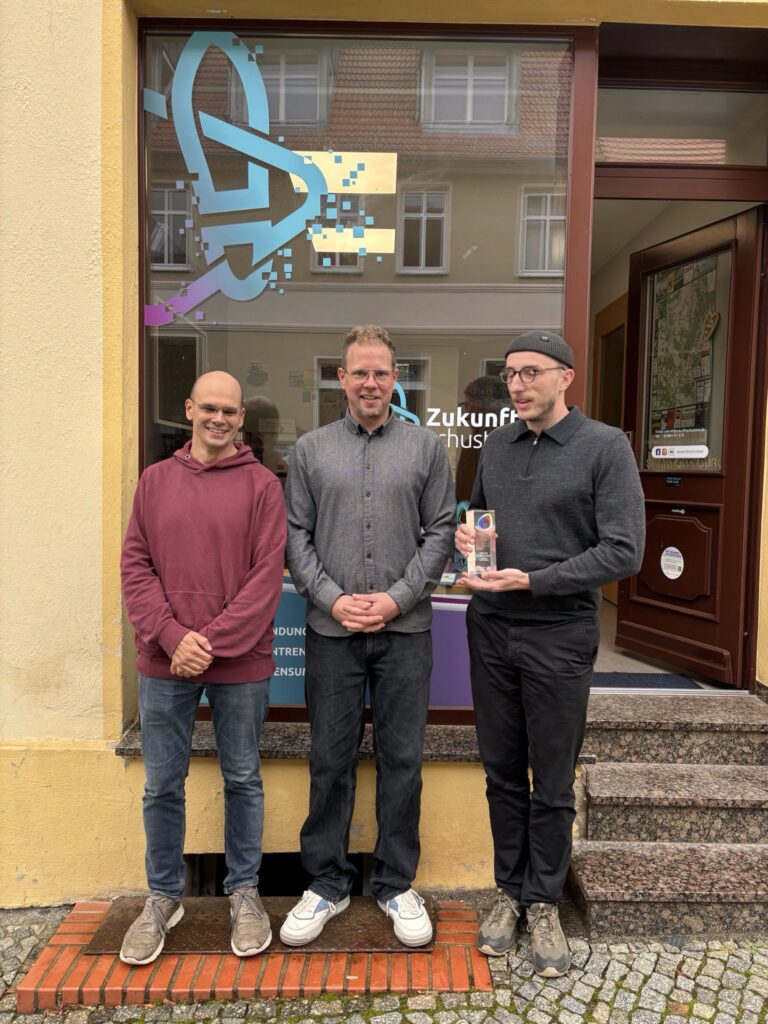 Ein Teil des Teams der Zukunftsschusterei mit dem Open Source Award 2025